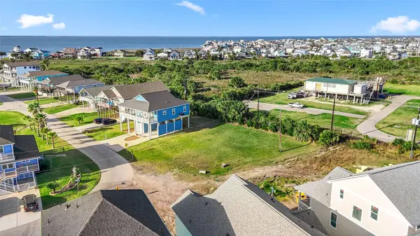 3935 Laguna DR, Galveston, TX 77554