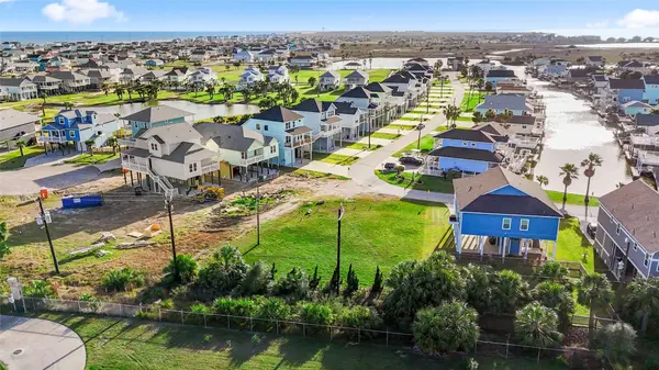 3935 Laguna DR, Galveston, TX 77554