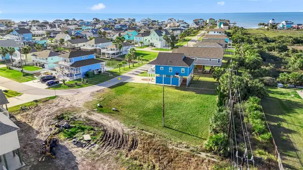 3935 Laguna DR, Galveston, TX 77554