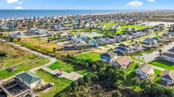 3935 Laguna DR, Galveston, TX 77554
