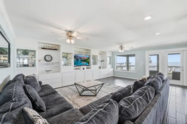 7712 Channelview DR, Galveston, TX 77554
