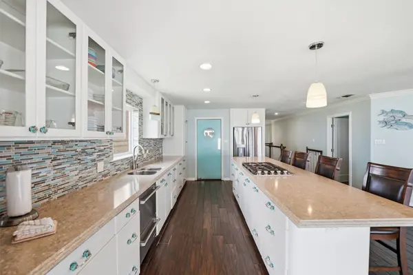 7712 Channelview DR, Galveston, TX 77554