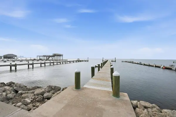 7712 Channelview DR, Galveston, TX 77554