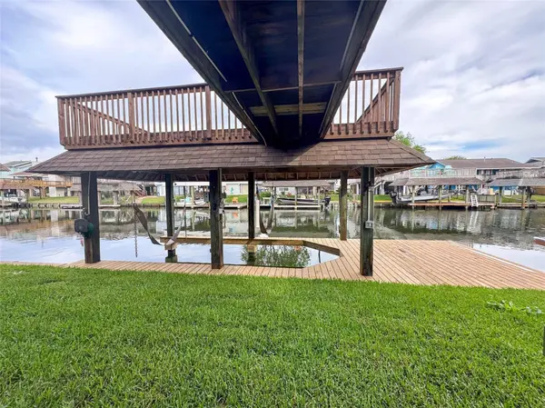 1031 Redfish ST, Bayou Vista, TX 77563