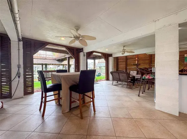 1031 Redfish ST, Bayou Vista, TX 77563