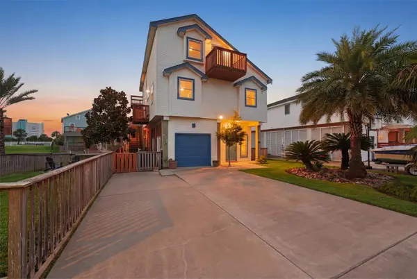 223 Kona DR, Tiki Island, TX 77554