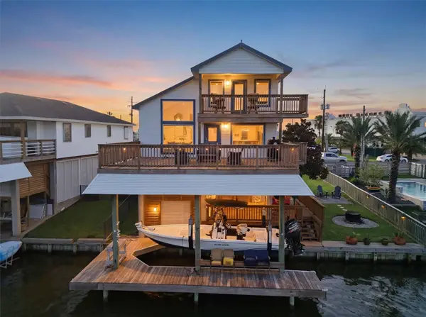 223 Kona DR, Tiki Island, TX 77554