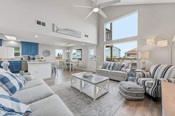 223 Kona DR, Tiki Island, TX 77554