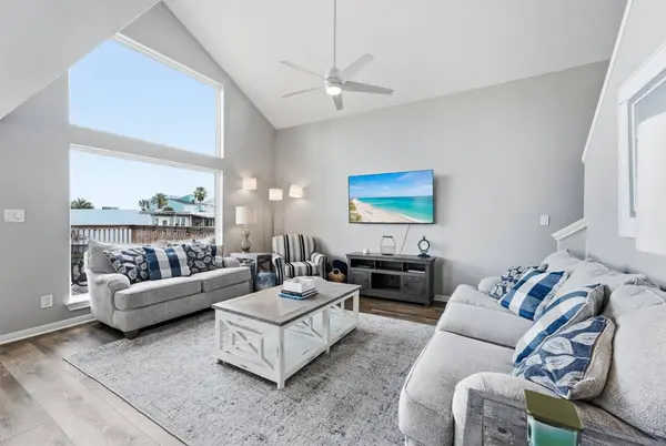 223 Kona DR, Tiki Island, TX 77554