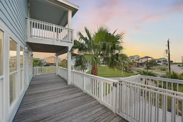 25246 Intrepid LN, Galveston, TX 77554