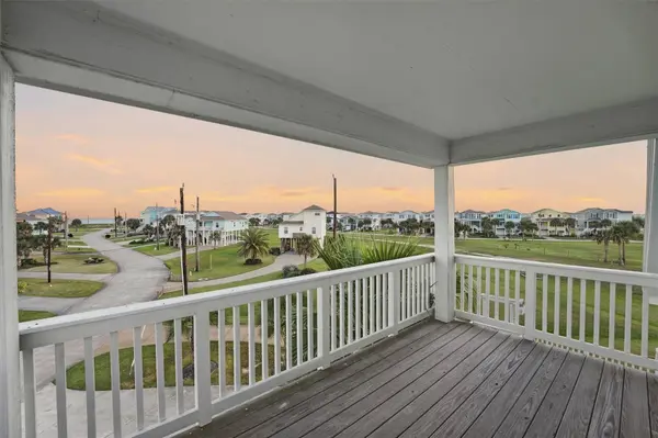 25246 Intrepid LN, Galveston, TX 77554