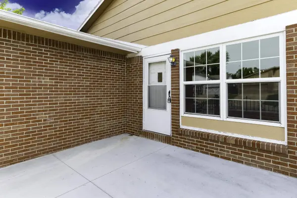 8709 E Longlake Cir, Wichita, KS 67207