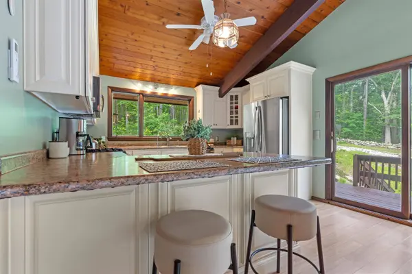 38 Pinecrest DR, Bedford, NH 03110