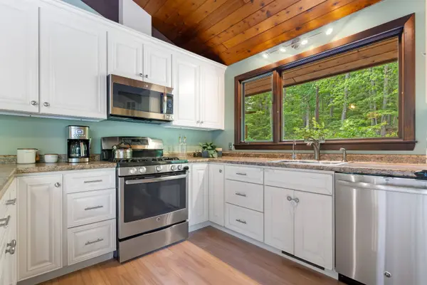 38 Pinecrest DR, Bedford, NH 03110