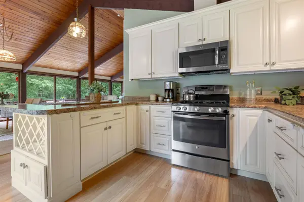 38 Pinecrest DR, Bedford, NH 03110