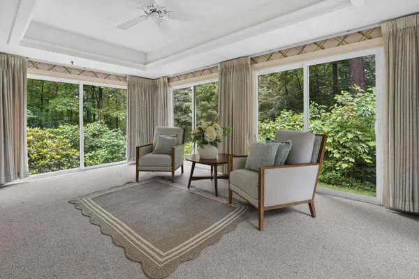 28 Buttonwood RD, Bedford, NH 03110