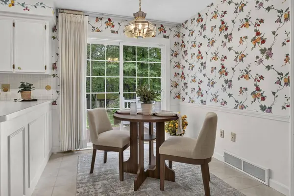 28 Buttonwood RD, Bedford, NH 03110