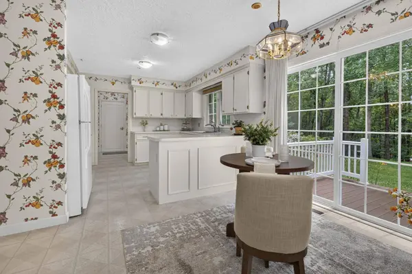 28 Buttonwood RD, Bedford, NH 03110