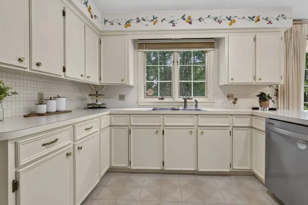 28 Buttonwood RD, Bedford, NH 03110