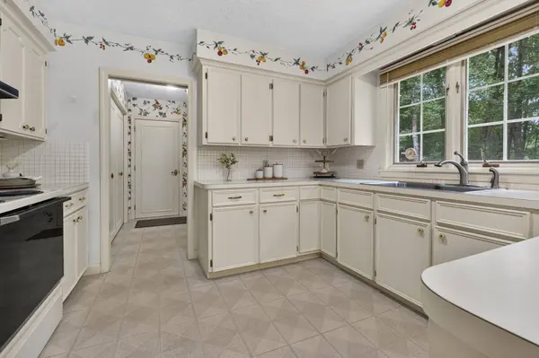 28 Buttonwood RD, Bedford, NH 03110