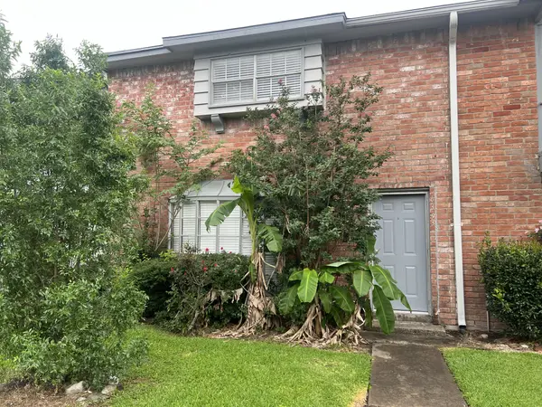 6393 S Briar Bayou Dr, Houston, TX 77072-1767