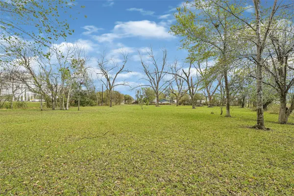 302 Blue Creek RD, El Campo, TX 77437