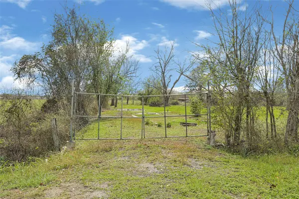 302 Blue Creek RD, El Campo, TX 77437