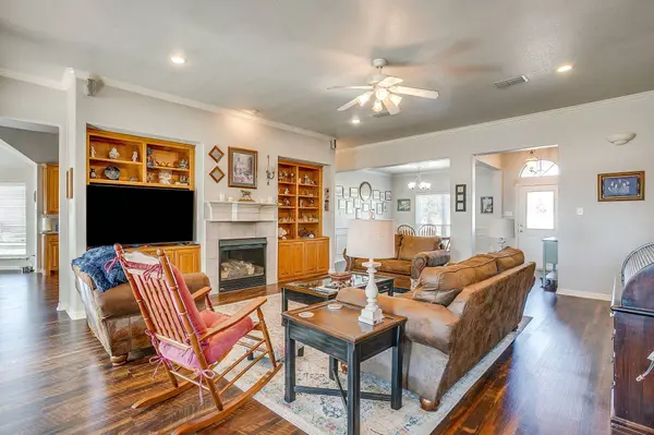 801 Creek Hollow LN, Fort Worth, TX 76131