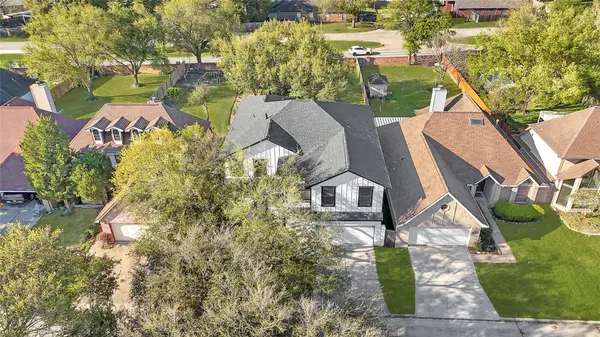 9026 Lawncliff LN, Houston, TX 77040