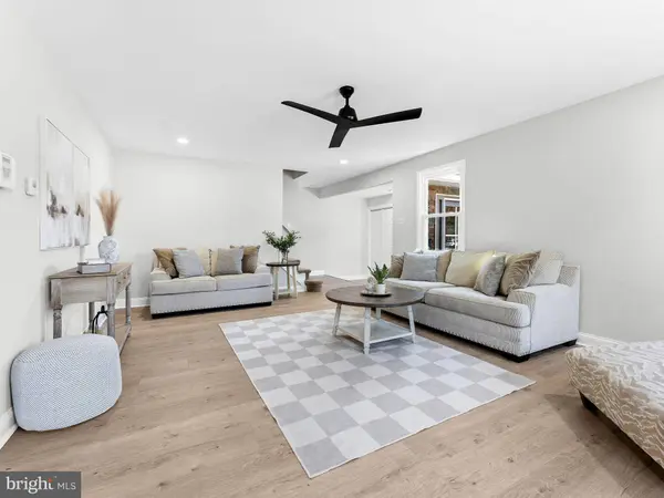 200 PHYLLIS DR, Gibbstown, NJ 08027