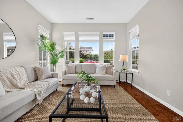 1156 Mitchell LN, Windsor, CA 95492