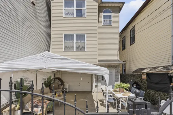 56 Vincent St, Newark, NJ 07105-4312