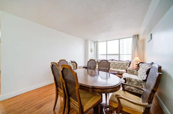 50 Lotherton Pathway #402, Toronto W04, ON M6B 2G8