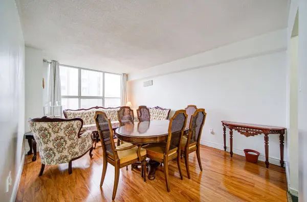 50 Lotherton Pathway #402, Toronto W04, ON M6B 2G8