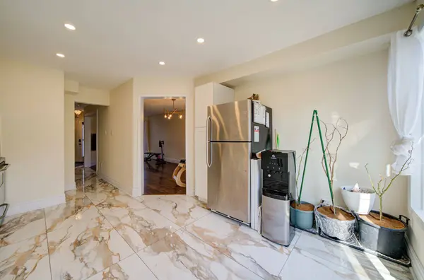 3824 Allcroft RD, Mississauga, ON L5N 6V6
