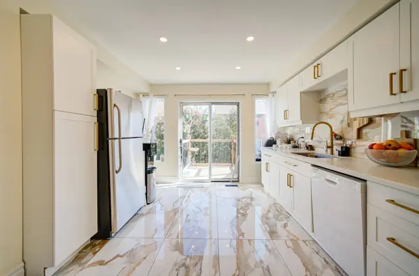 3824 Allcroft RD, Mississauga, ON L5N 6V6