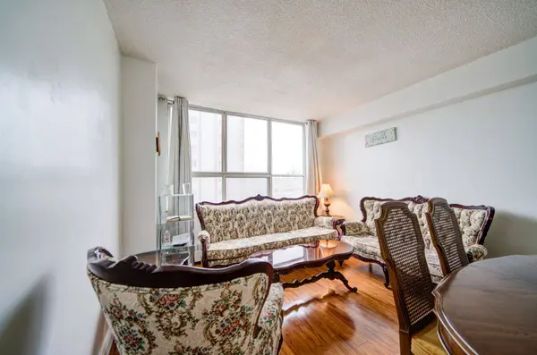 50 Lotherton Pathway #402, Toronto W04, ON M6B 2G8