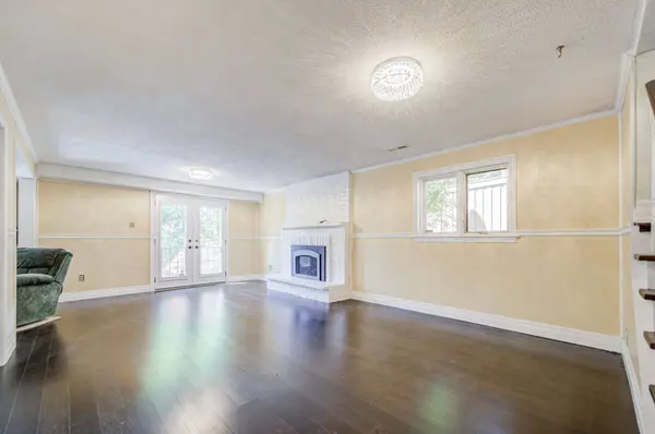 82 Derby CT, Newmarket, ON L3Y 5Z9