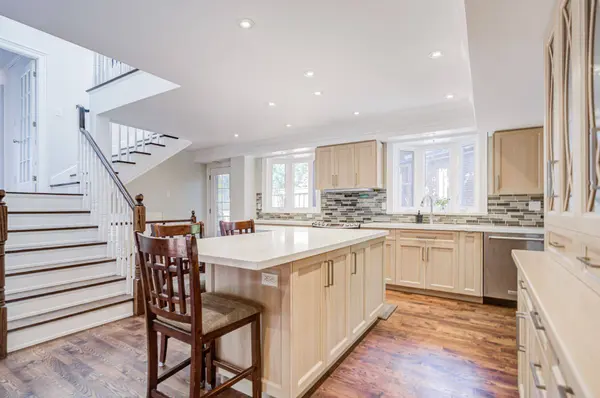 82 Derby CT, Newmarket, ON L3Y 5Z9