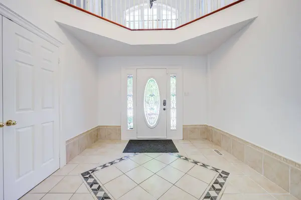 82 Derby CT, Newmarket, ON L3Y 5Z9