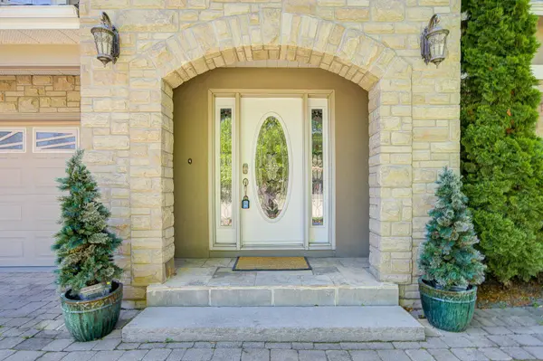 82 Derby CT, Newmarket, ON L3Y 5Z9