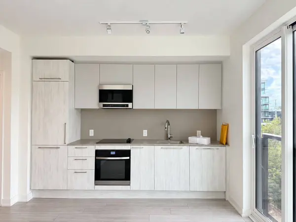 1381 Lakeshore RD #409, Mississauga, ON L5E 1G6