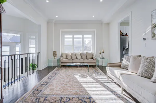 2 Pietrowski DR, Georgina, ON L4P 0J7