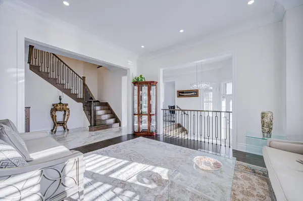 2 Pietrowski DR, Georgina, ON L4P 0J7