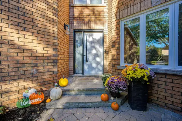 779 Mclaren ST, Newmarket, ON L3Y 8H3