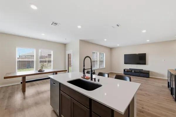 1009 Thornberry DR, Crandall, TX 75114