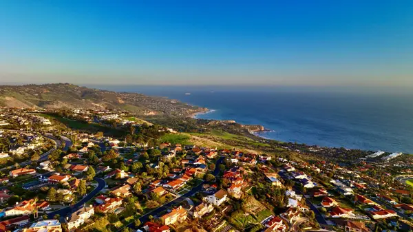 Living in Palos Verdes: A Local's Fact-Based Guide,Zoltan Peresztegi
