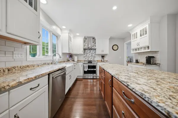 13 Stirling AVE, Hooksett, NH 03106