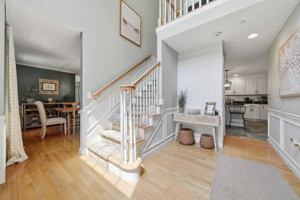 24 Gardensong DR, Hooksett, NH 03106