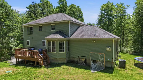 24 Gardensong DR, Hooksett, NH 03106